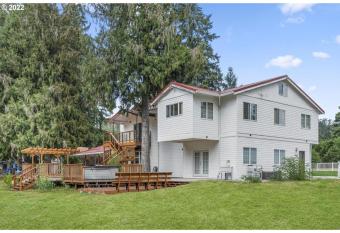 Eagle Creek Gardens has Balcony rooms
