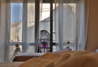 L OPERA ROOMS has Balcony rooms