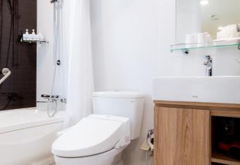 Hotel Kuretakeso Thailand Sriracha - SHA Extra Plus has rooms with a private hot tub