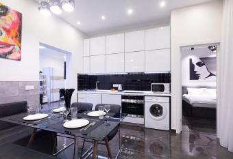 Arkadia Palace Luxury Apartments has rooms with a private hot tub