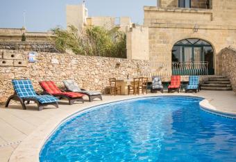 Valley View - Holiday Farmhouse with Private Pool has Balcony rooms