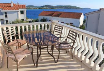 Apartments 4 Dolphins has Balcony rooms