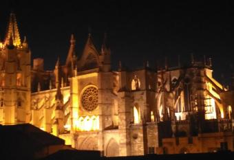 Slow Le  n Apartamentos Tur  sticos allows 18 year olds to book a room