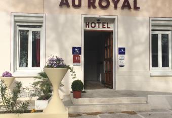 Au Royal Hotel allows 18 year olds to book a room