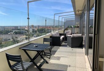 A MINHA ALEGRE CASINHA has Balcony rooms