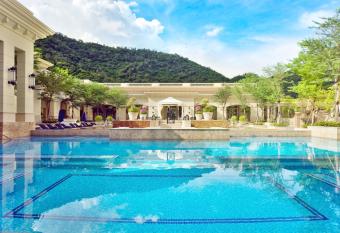 RSL Cold & Hot Springs Resort Suao allows 18 year olds to book a room