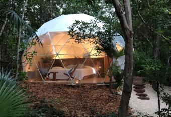 Ku kuk Glamping has rooms with a private hot tub