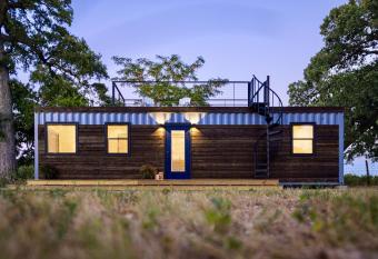 The Shoreline Container Home 12 min to Magnolia Silos and Baylor allows 18 year olds to book a room