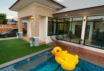 Uzeason Poolvilla Sattahip has Balcony rooms