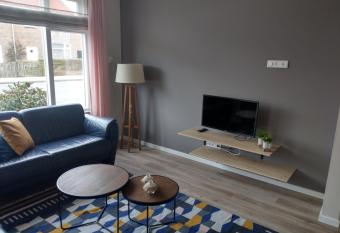 Volledig Gerenoveerd - Huis aan het strand -Nieuwstraat 4 allows 18 year olds to book a room