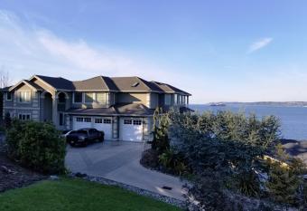 Redondo waterfront house with a private room allows 18 year olds to book a room
