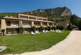 Vacanc  ole - Le Domaine de Chames - Pont d Arc allows 18 year olds to book a room