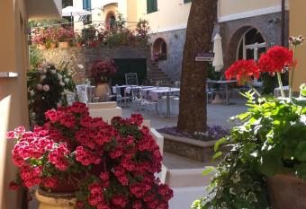 Hotel Souvenir allows 18 year olds to book a room