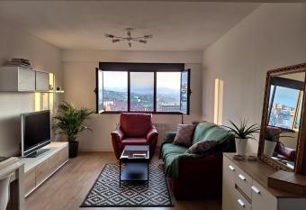 Apartamento LOS VEGA- parking privado allows 18 year olds to book a room