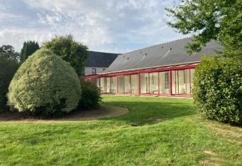 H  tel Les Voisins Beaucemaine has Balcony rooms