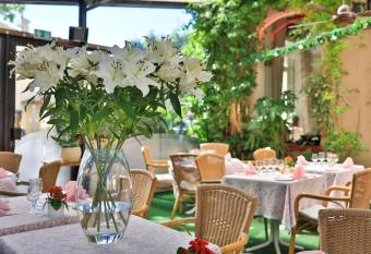 Logis Le Relais Imperial has Balcony rooms