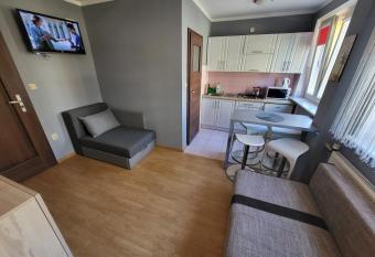 Ko  obrzeg Portowa D allows 18 year olds to book a room