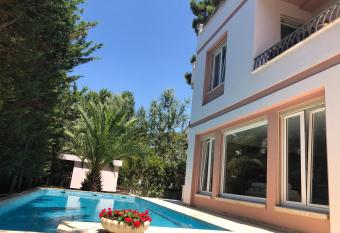 Villa LIDSON has rooms with a private hot tub