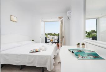 Hostal Talamanca has Balcony rooms