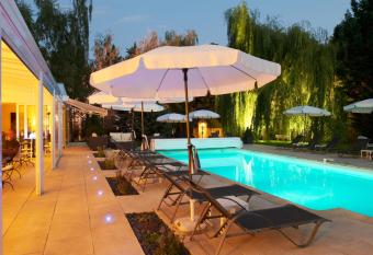 Les Jardins D Adalric has Balcony rooms