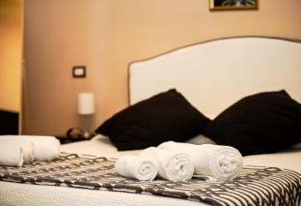 Antica Dimora Deluxe has rooms with a private hot tub