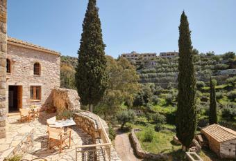 Petreas Castle has Balcony rooms