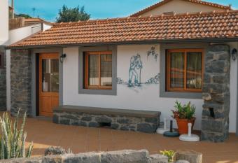 Casa do Palheiro 1  allows 18 year olds to book a room