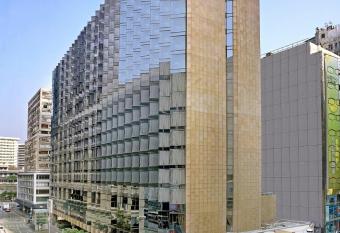 The Kowloon Hotel allows 18 year olds to book a room