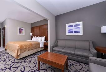 Comfort Inn & Suites Frisco - Plano has rooms with a private hot tub