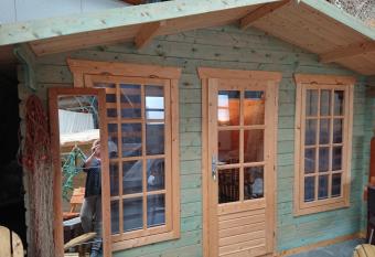 Slaaphuisjes LauwersmeerPlezier! has Balcony rooms