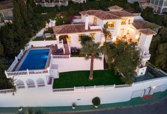 Large Luxury Family Villa 500m To Beach has Balcony rooms