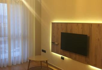 Matis Apartaments has rooms with a private hot tub