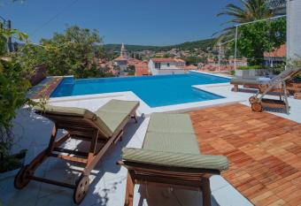 Villa ToTa Glamur has Balcony rooms