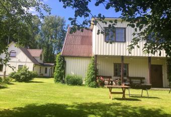 M  nni Farm Holiday House has Balcony rooms