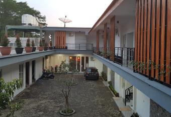 crystal inn allows 18 year olds to book a room