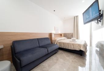 HG Boutique Toledo, Napoli Centro, by ClaPa Group allows 18 year olds to book a room