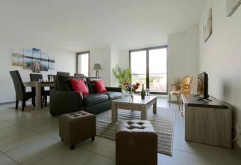 La Nef, Magnifique, 2 chambre, Tours Gare Vinci allows 18 year olds to book a room