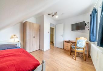 ID 6894 - Private Apartment allows 18 year olds to book a room