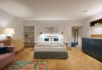 Cityflair Boutique Apartments has Balcony rooms