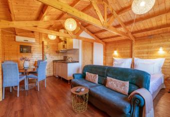 Madeira Sunset Cottage - Nature Retreat allows 18 year olds to book a room