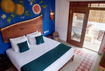 Latino Hotel Boutique has rooms with a private hot tub