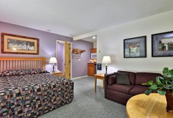 Cedarbrook Queen Studio 107 allows 18 year olds to book a room