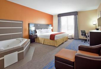 Holiday Inn Express & Suites St Louis Airport By IHG has rooms with a private hot tub
