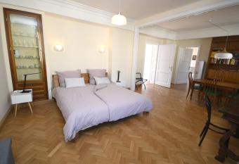 Marktplatz Mountain View allows 18 year olds to book a room