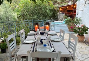                               Maison de vacances   yros has Balcony rooms