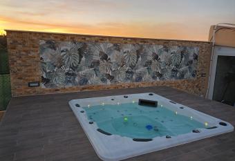 VILLA L ESTAQUE has Balcony rooms