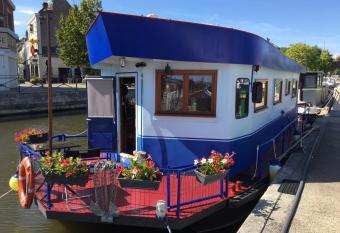 La bigoud  ne allows 18 year olds to book a room