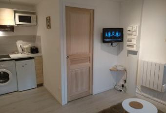 Beau Studio Cambrai CENTRE VILLE allows 18 year olds to book a room