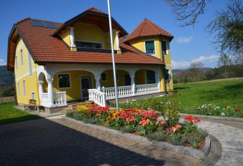 Privatzimmer Marina has Balcony rooms