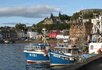 Panoramic Harbour View Apartment allows 18 year olds to book a room
